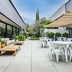 Luxe Sunset Boulevard Hotel 